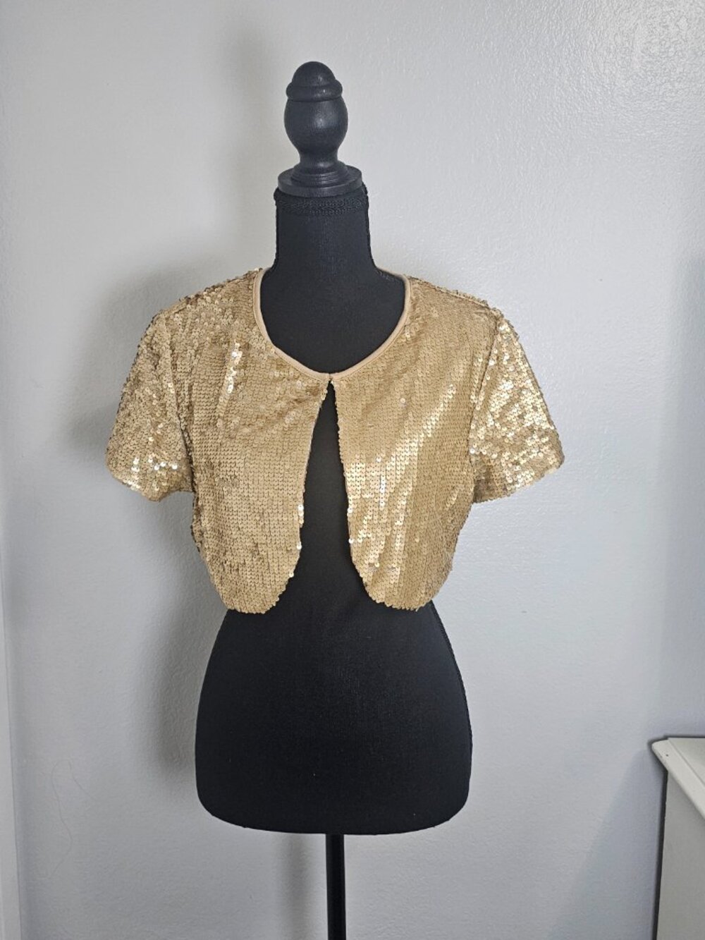 NEW Forever 21 Gold Sequin Shrug Bolero Short Sleeve Cropped - Size Medium - Picture 2 of 5